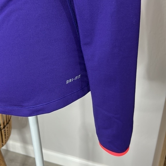 Nike • pro drifit half zip long sleeve with thumbholes - Picture 7 of 9